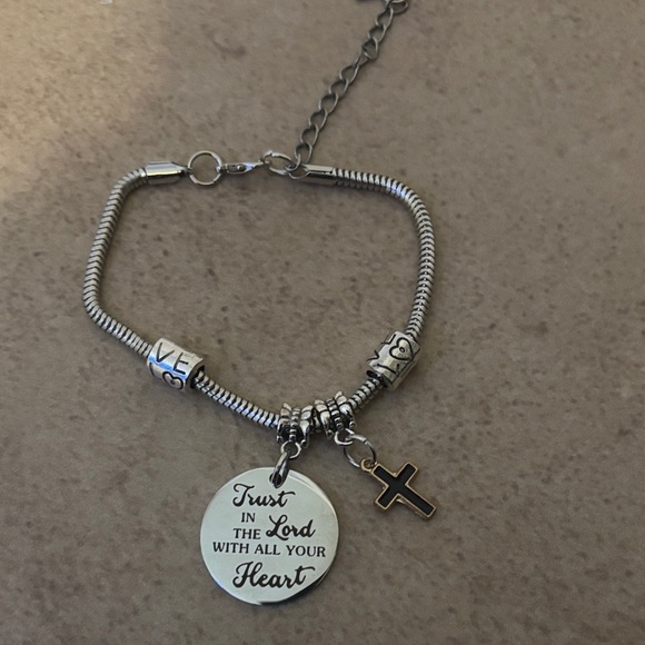 Trust in the Lord with all your Heart bracelet - Picture 2 of 4